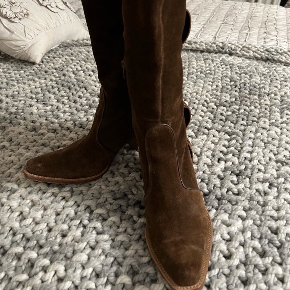 These boots have been sold. 

Beautiful tall brown suede boots.